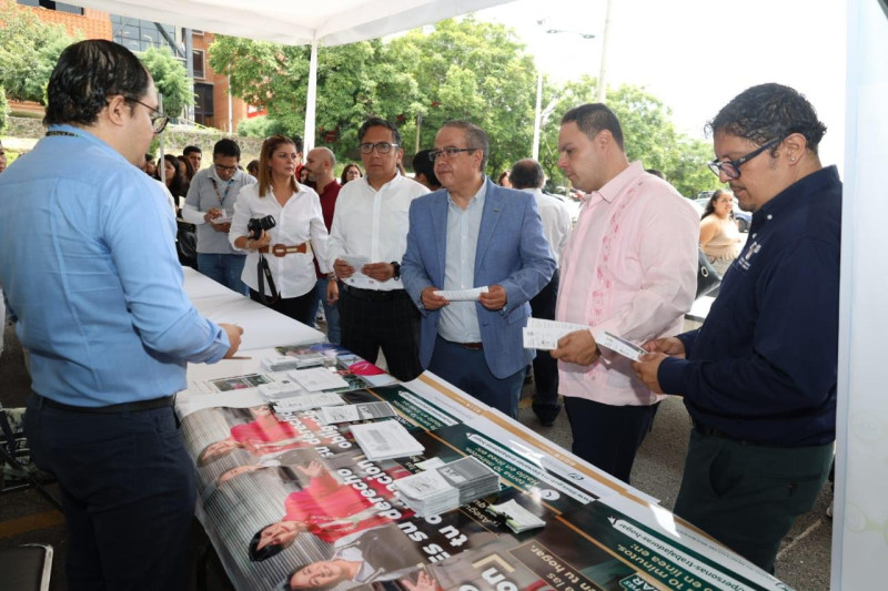 Más de mil vacantes ofrecen a universitarios en Feria Nacional del Empleo